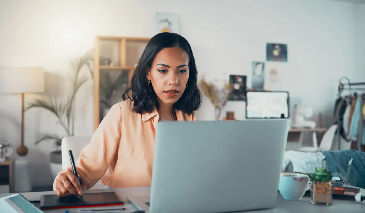 Woman in front of the laptop